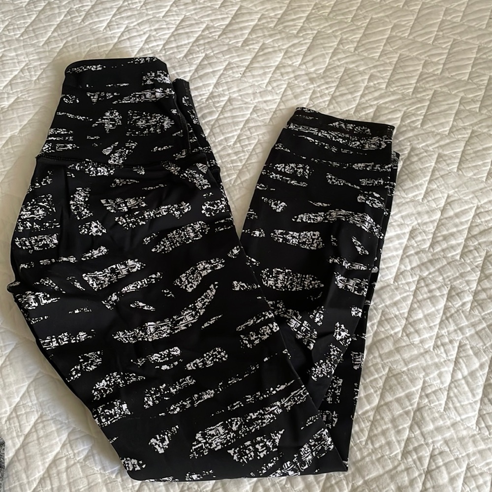 Lululemon black and white 7/8 leggings